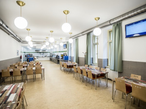 Oběd pod stovku, minutky i vegetariánské menu. Zrekonstruovaná menza ve Voršilské ulici se otevřela.