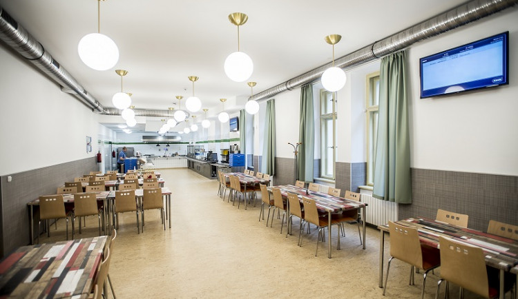 Oběd pod stovku, minutky i vegetariánské menu. Zrekonstruovaná menza ve Voršilské ulici se otevřela.