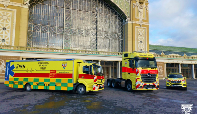 FOTO: Pražští záchranáři představili novinky ve vozovém parku. Silný tahač i evakuační vozidlo