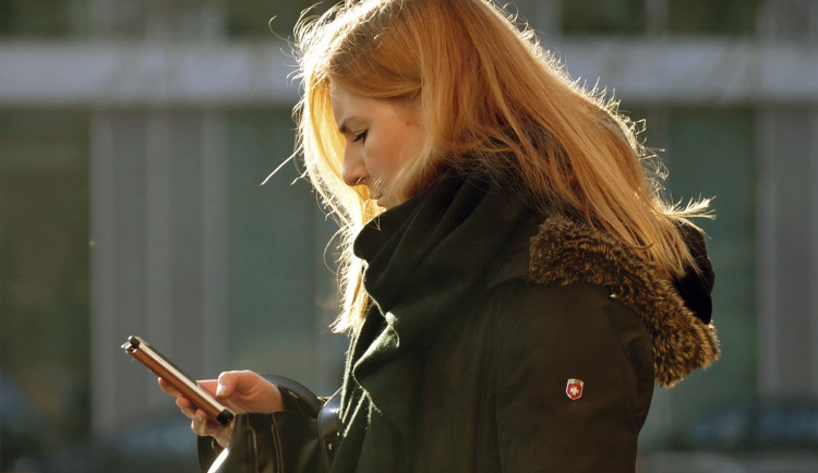 Přítel na ni nepočkal a odjel. Mladá žena z pomsty nahlásila krádež auta