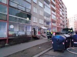 Při požáru bytu na Černém Mostě hasiči evakuovali přes třicet osob. Jeden člověk se zranil