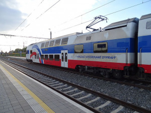 AKTUÁLNĚ: Pětatřicetiletá žena zemřela po srážce s vlakem v Praze. Nehoda zastavila provoz