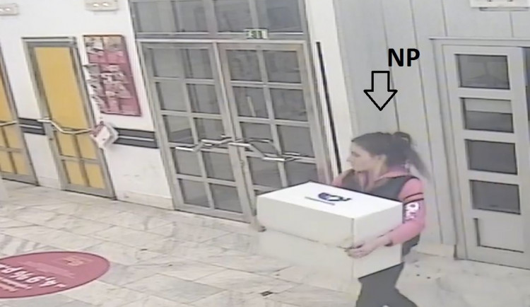 Seniorce přišel balík s drogami, zásilku nahlásila policii. Odesílatelku zachytila kamera.