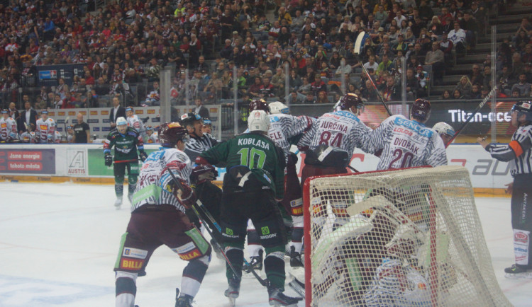 FOTO: Téměř vyprodaná O2 Arena viděla divoký zápas. Sparta přestřílela Karlovy Vary 6:3