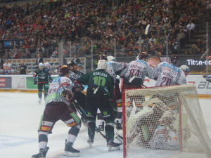 FOTO: Téměř vyprodaná O2 Arena viděla divoký zápas. Sparta přestřílela Karlovy Vary 6:3