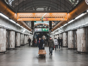 Pád muže pod metro ve stanici Dejvická zastavil provoz na trati