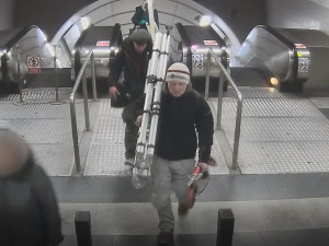 VIDEO: Dva muži ukradli v metru stavební nářadí. Pátrá po nich policie