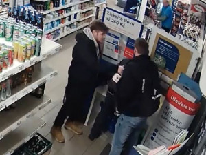 VIDEO: Dva agresoři zbili muže v obchodě na Pankráci, protože jim nekoupil flašku