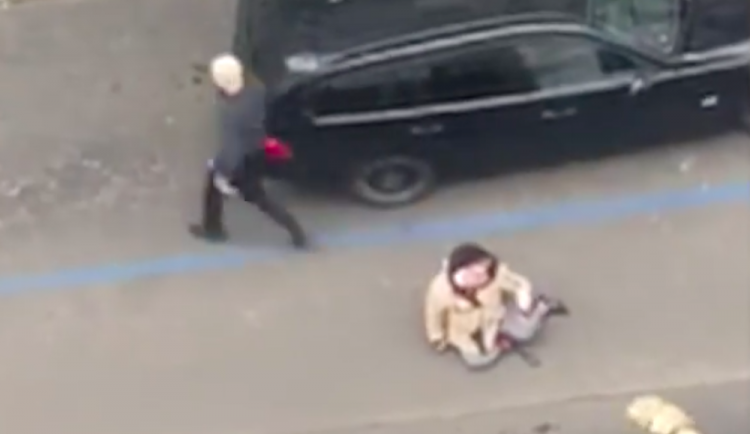 Policie vyšetřuje taxikáře, který vyhodil z auta nevidomou. Celou událost zachytila kamera.