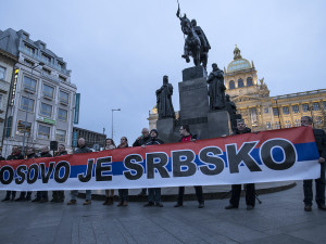 FOTO: Kosovo je Srbsko! Na Václaváku se demonstrovalo proti ukradení Kosova, řečnil i Foldyna