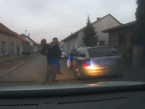 VIDEO: Muž pod vlivem pervitinu a marihuany se svým tříletým synem ujížděl policii