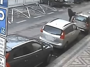 VIDEO: Policie pátrá po vandalovi, který na Smíchově poničil třináct aut