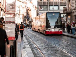 Tramvajová trať na Smíchově se propadá. Opravy potrvají od března do října