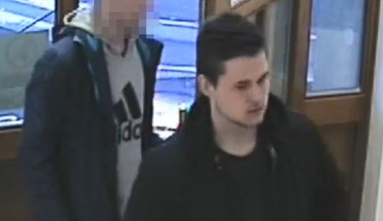 Sterojďák se prokazoval cizí občankou. Teď ho hledá policie.