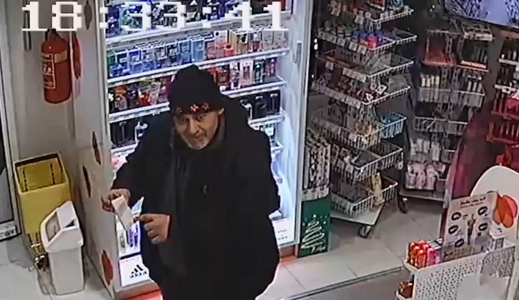 Policie hledá dvojici zlodějů. Po jejich odchodu z drogerie chybělo zboží za desítky tisíc.