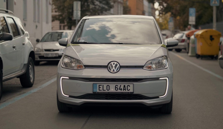 V Praze začalo jezdit sto sdílených elektromobilů GreenGo