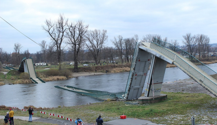 Státní zástupce obžaloval dva lidi kvůli pádu trojské lávky.