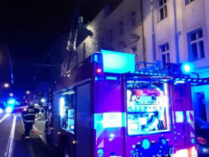 Na půdě domu v Praze 8 hořel odpad, jeden člověk se zranil.