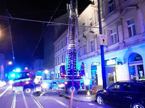 Na půdě domu v Praze 8 hořel odpad, jeden člověk se zranil.