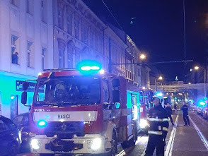 Na půdě domu v Praze 8 hořel odpad, jeden člověk se zranil.