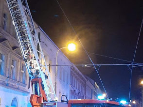 Na půdě domu v Praze 8 hořel odpad, jeden člověk se zranil.