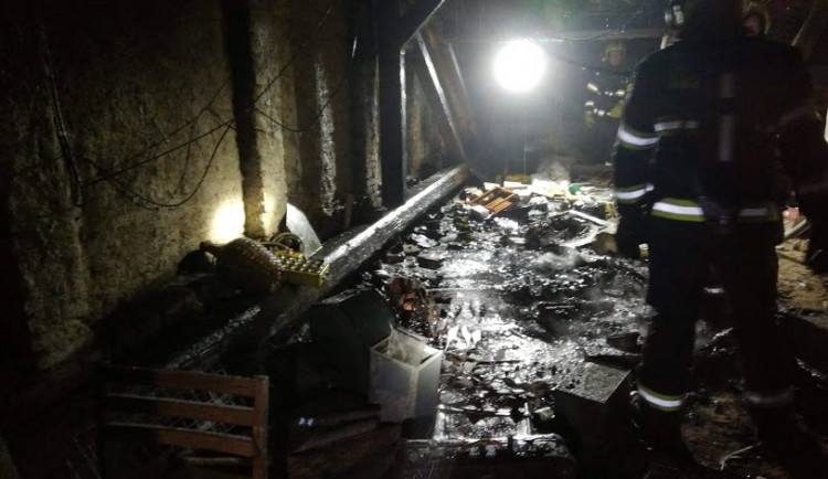 Na půdě domu v Praze 8 hořel odpad, jeden člověk se zranil.