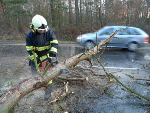 Do Prahy míří silný vítr. Varování meteorologů platí až do pondělního rána