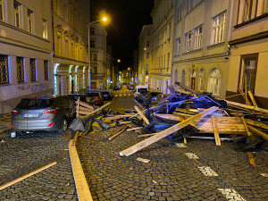 FOTO, VIDEO: Trámy z rozestavěné střechy na Žižkově zasypaly několik zaparkovaných aut