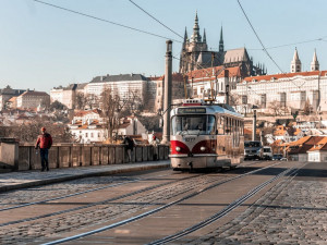 Agresor zbil ženu, o pár minut později se nechal srazit tramvají