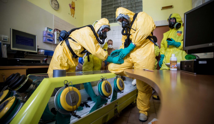 Na letišti kvůli koronaviru zajistili šest Čechů, přiletěli z Íránu