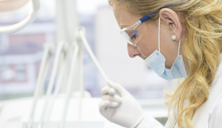 Epidemiologická komise dnes projedná riziko rozšíření koronaviru do České republiky