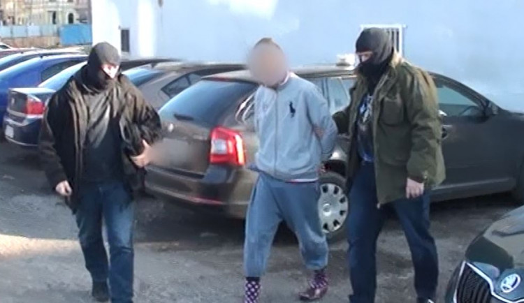 VIDEO: Policie vypátrala cizince, který v tramvaji v Libni zaútočil nožem na muže