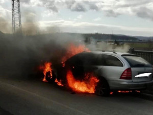 V Praze 5 hořelo auto. Požár blokoval provoz ve Strakonické ulici