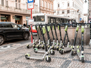 VIDEO: Praha 1 řeší s magistrátem zákaz sdílených elektrokoloběžek. Začala je uklízet