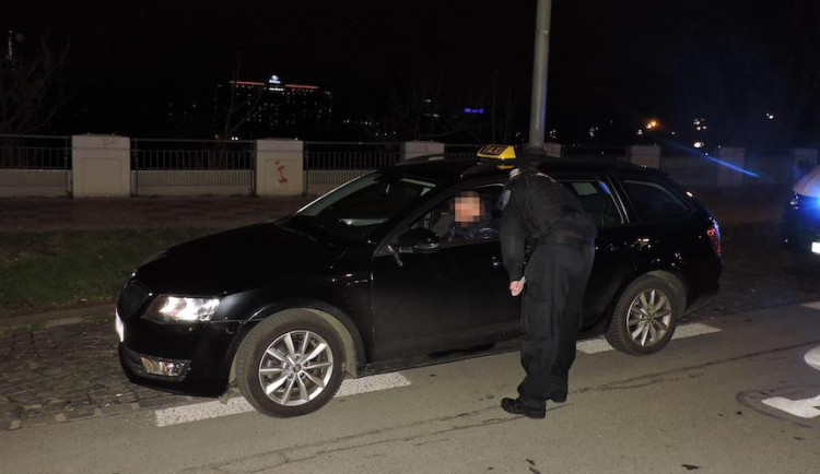 Ulice hlavního města křižoval taxikář bez oprávnění. Musím živit rodinu, hájil se.