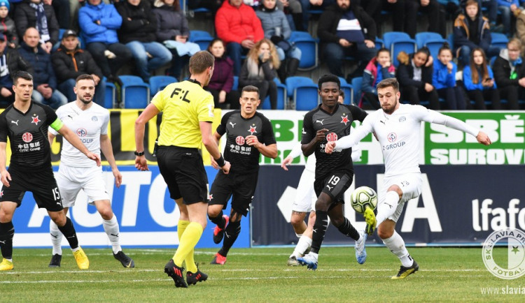 Slavia venku opět nevstřelila gól, se Slováckem padla 0:2. Bohemka remizovala s Karvinou 0:0