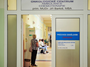 Kvůli koronaviru omezují pražské nemocnice návštěvy