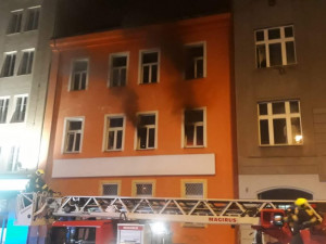 FOTO, VIDEO: Požár hostelu v Karlíně. Hasiči museli evakuovat šestnáct osob