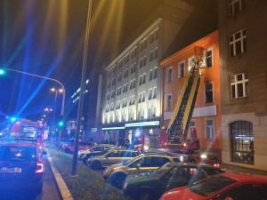 Požár hostelu v Karlíně. Hasiči museli evakuovat šestnáct osob.