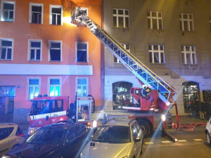 Požár hostelu v Karlíně. Hasiči museli evakuovat šestnáct osob.