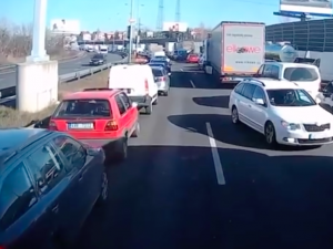 VIDEO: Bezohledný řidič zablokoval záchranářskou uličku, teď se jeho manévrem zabývá policie