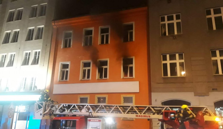 Požár hostelu v Karlíně. Hasiči museli evakuovat šestnáct osob.