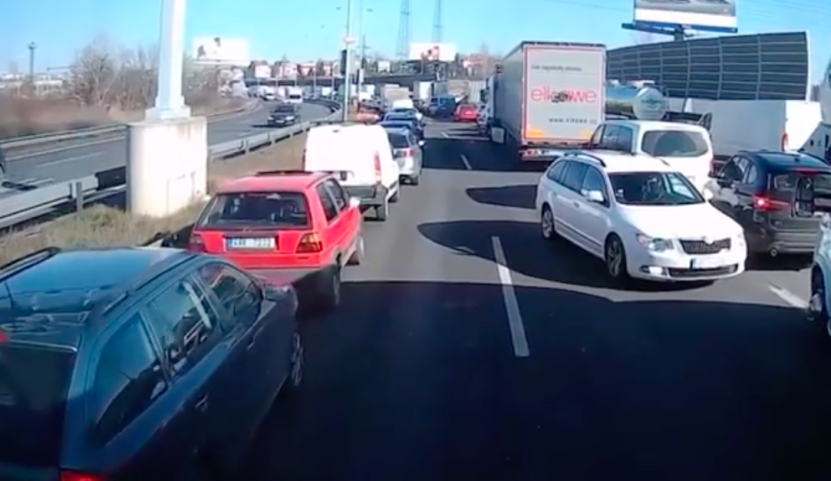 Bezohledný řidič zablokoval záchranářskou uličku, teď se jeho manévrem zabývá policie.