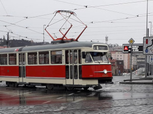 Do pražské MHD se dnes vrátily tramvaje T2. Budou jezdit na linkách 2 a 23