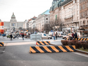 Místo betonových zábran budou v ulicích Prahy žulové bloky
