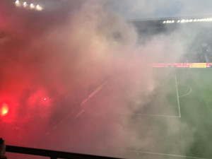 Na konci prvního poločasu zahalila stadion mlha z pyrotechniky.