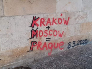 Kraków + Moscow = Prague. Karlův most znovu posprejoval neznámý vandal