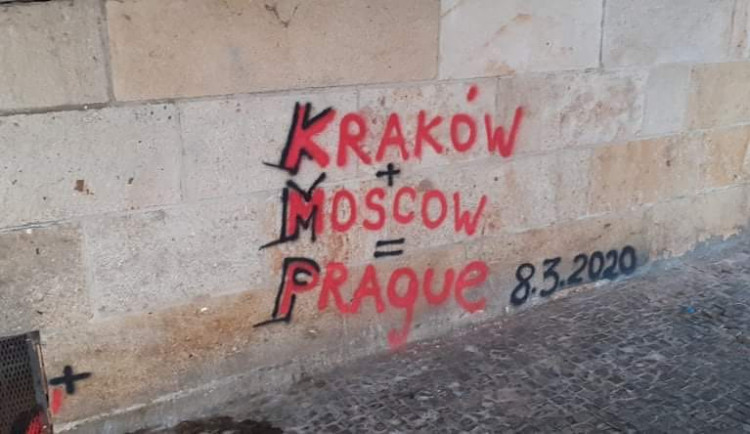 Karlův most znovu posprejoval neznámý vandal.