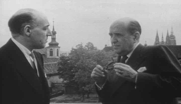 Laurence Adolph Steinhardt, velvyslanec Spojených států Amerických v Československu a Jan Masaryk (bývali blízcí přátelé), záběr z amerického filmového týdeníku "The March of Time".