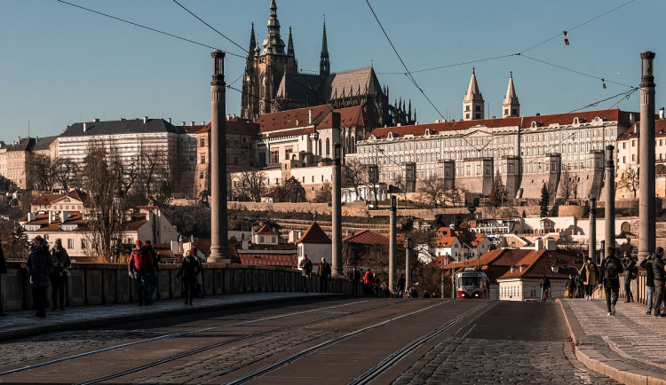 Pražský hrad uzavřel návštěvnické a výstavní objekty. Střídání stráže je zrušeno